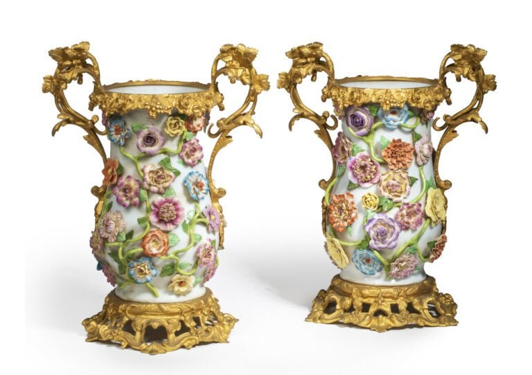 ALLEMAGNE - Paire de vases à col légèrement évasé, décor polychrome dans le goû…