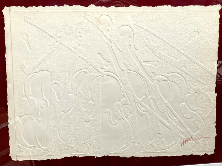 ARMAN (1928-2005) - Violon - Gaufrage sur papier coton, signée au crayon rouge,…