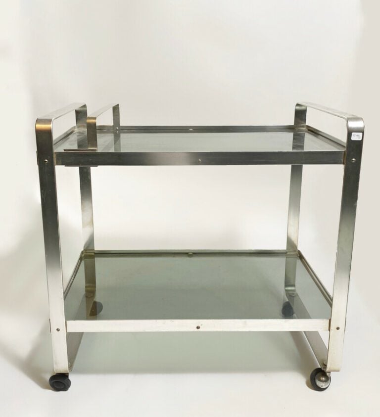 Attribué à Jacques ADNET. Table desserte roulante à structure chromée et verre…