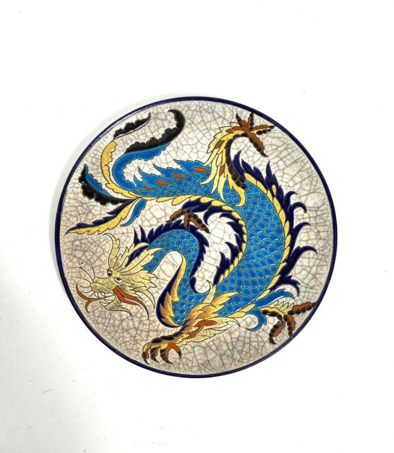 attribué à LONGWY - Assiette en faïence à décor en émaux polychromes de dragon…