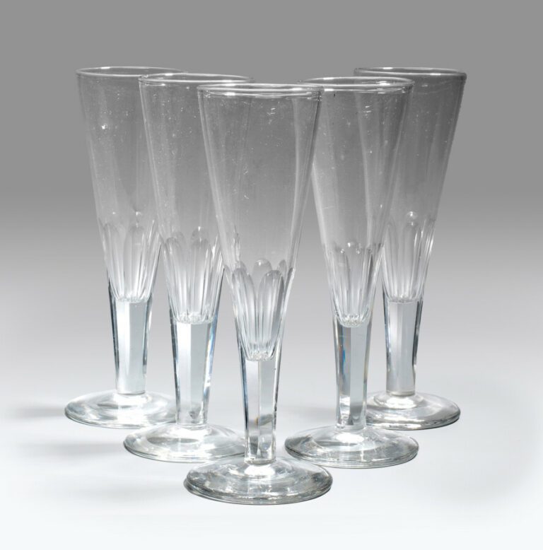 Baccarat.Cinq verres coniques en cristal ; pieds taillés à côtes plates (éclat…