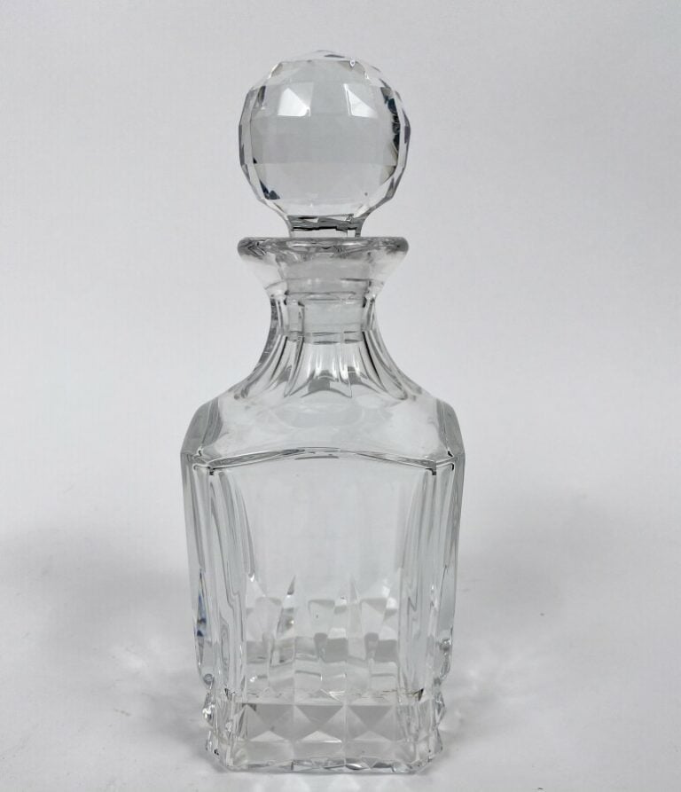 Baccarat. Flacon à alcool à section carrée et son bouchon en cristal taillé à g…