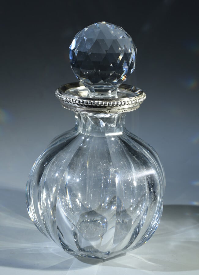Baccarat.Flacon boule en cristal taillé à côtes plates, le bord cerclé d'une mo…