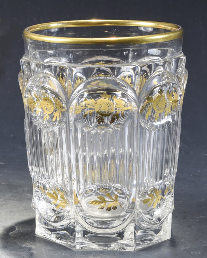 Baccarat. Gobelet droit en cristal moulé à côtes plates et motifs godronnés à f…