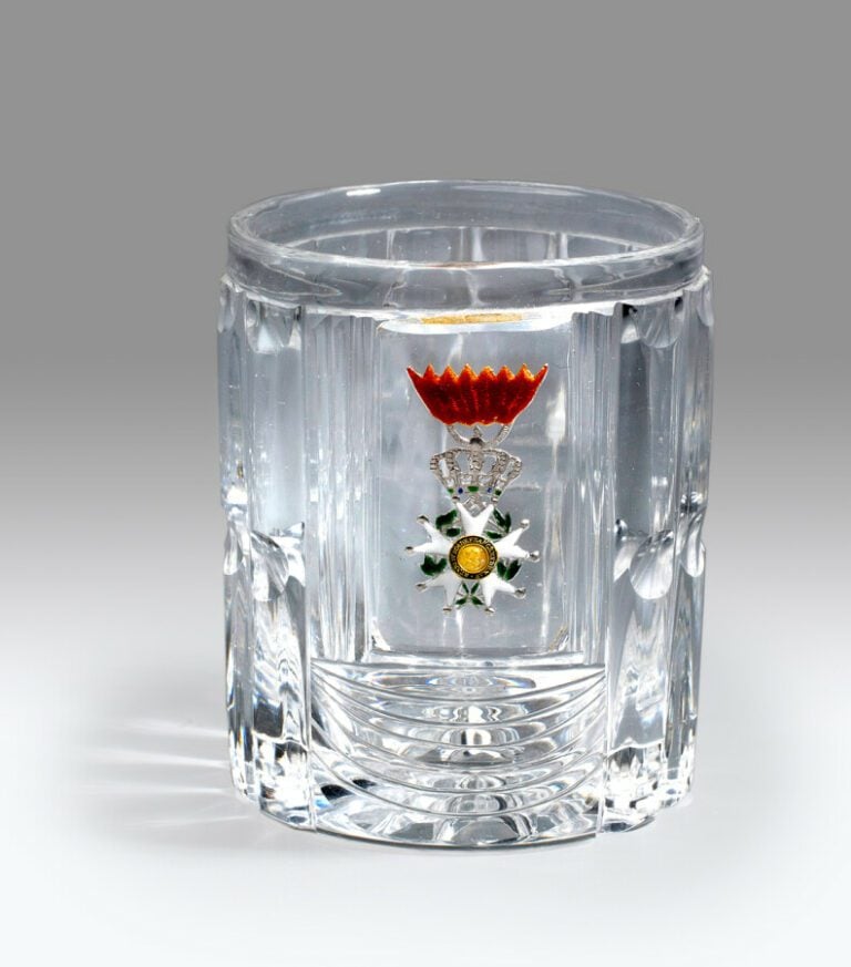 Baccarat.Gobelet en cristal taillé à côtes de bambou orné d'une croix de cheval…