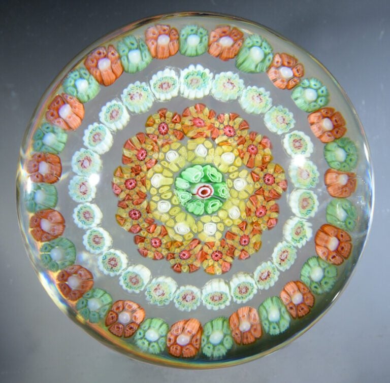 Baccarat.Presse-papiers à décor de quatre cercles concentriques de bonbons poly…