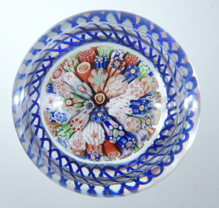 Baccarat. Presse-papiers à motif de bouquet de mariée composé d'un champignon d…