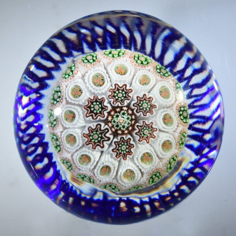 Baccarat.Presse-papiers à motif de bouquet de mariée composé d'un champignon de…