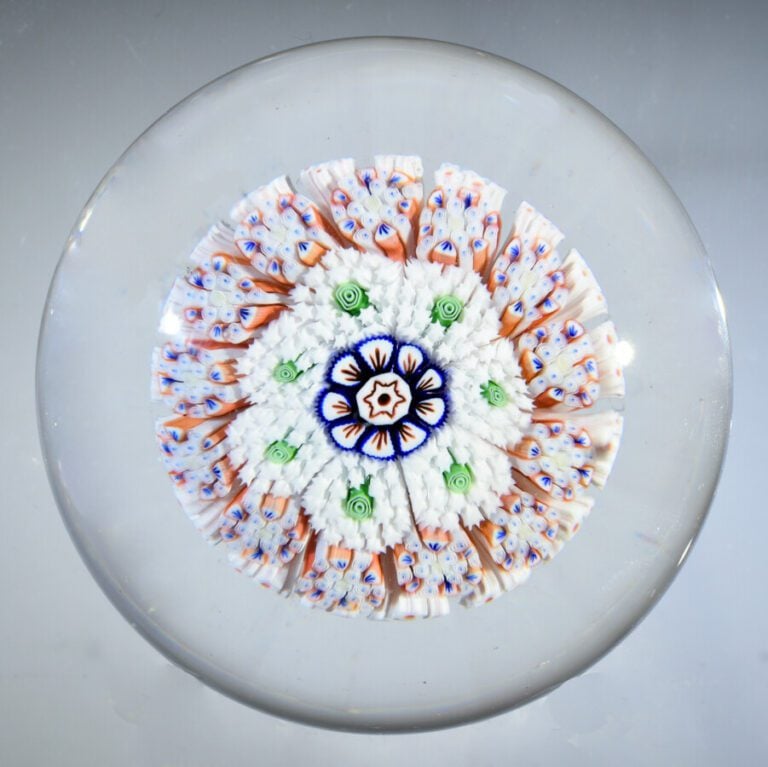 Baccarat.Presse-papiers à motif de champignon formée de trois cercles de cannes…