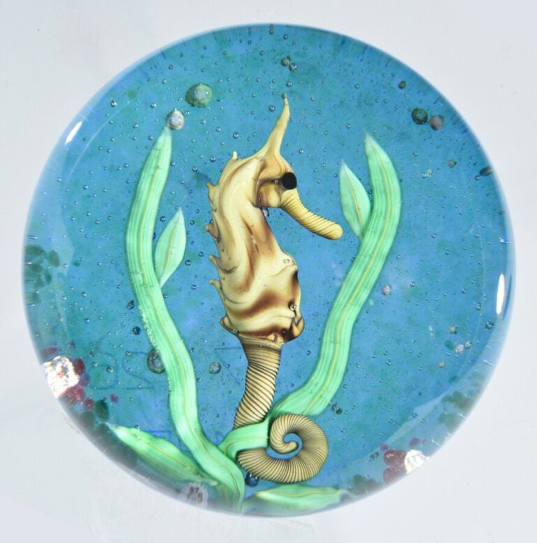 Baccarat. Presse-papiers « Hippocampe » signé et daté B 1975, à fond bleu trans…