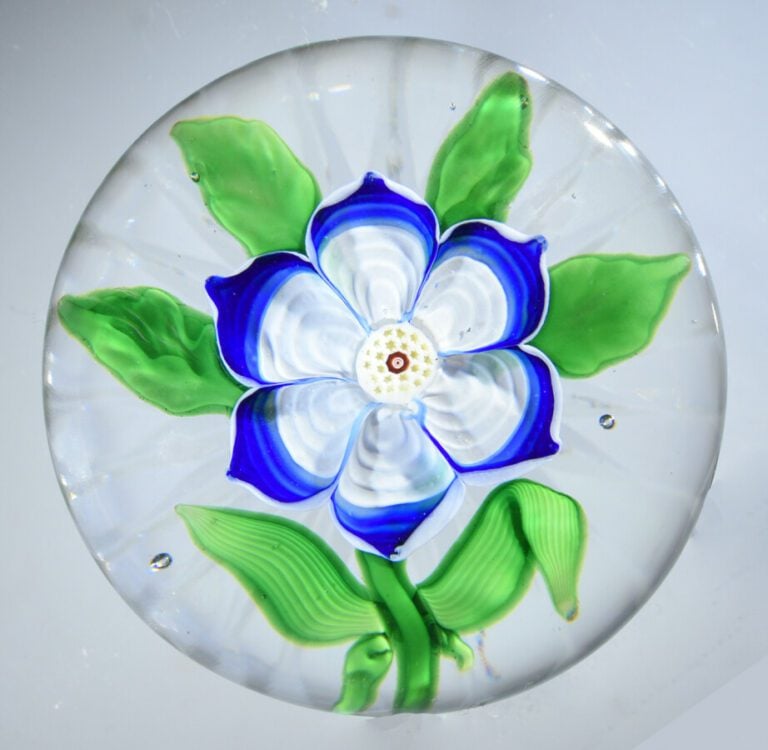 Baccarat.Presse-papiers orné d'une anémone blanche et bleue, à six pétales ogiv…