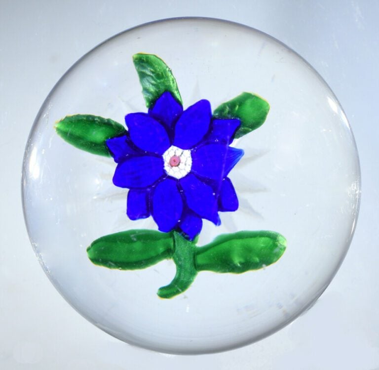 Baccarat.Presse-papiers orné d'une double clématite bleu cobalt à deux rangs de…