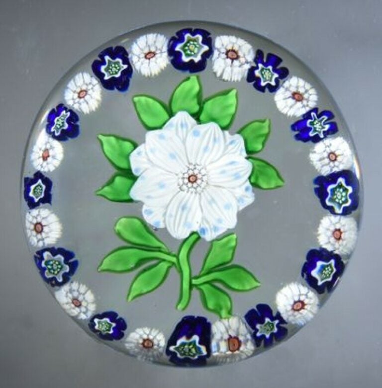 Baccarat.Presse-papiers orné d'une fleur de blé à deux rangs de six pétales à p…