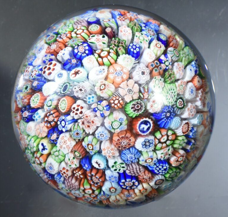 Baccarat. Presse-papiers signé et daté B 1847 à motif de millefiori polychrome…