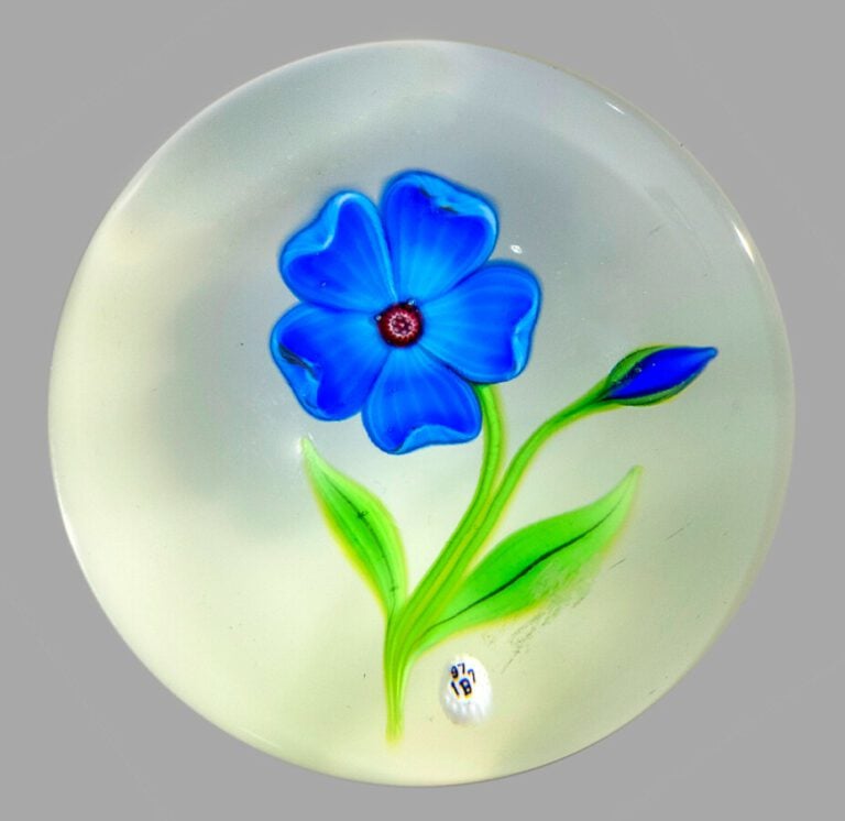 Baccarat.Presse-papiers signé et daté B 1977, à fond blanc opalescent orné d'un…