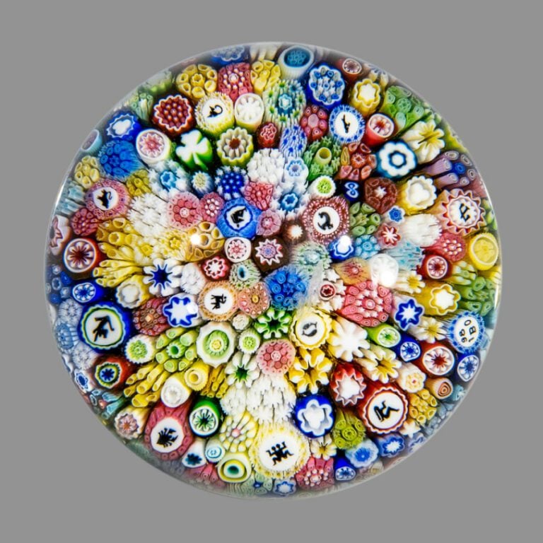 Baccarat.Presse-papiers signé et daté B 1980, à motif de millefiori polychromes…