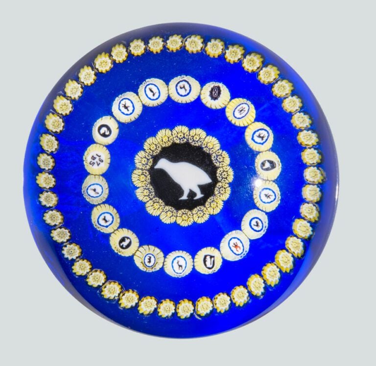 Baccarat. Presse-papiers signé et daté B1975, à fond bleu orné de deux cercles…