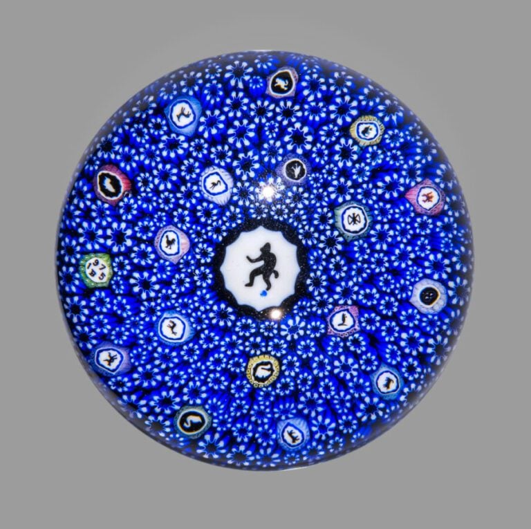 Baccarat. Presse-papiers signé et daté B1975, à fond de tapis de cannes bleues…