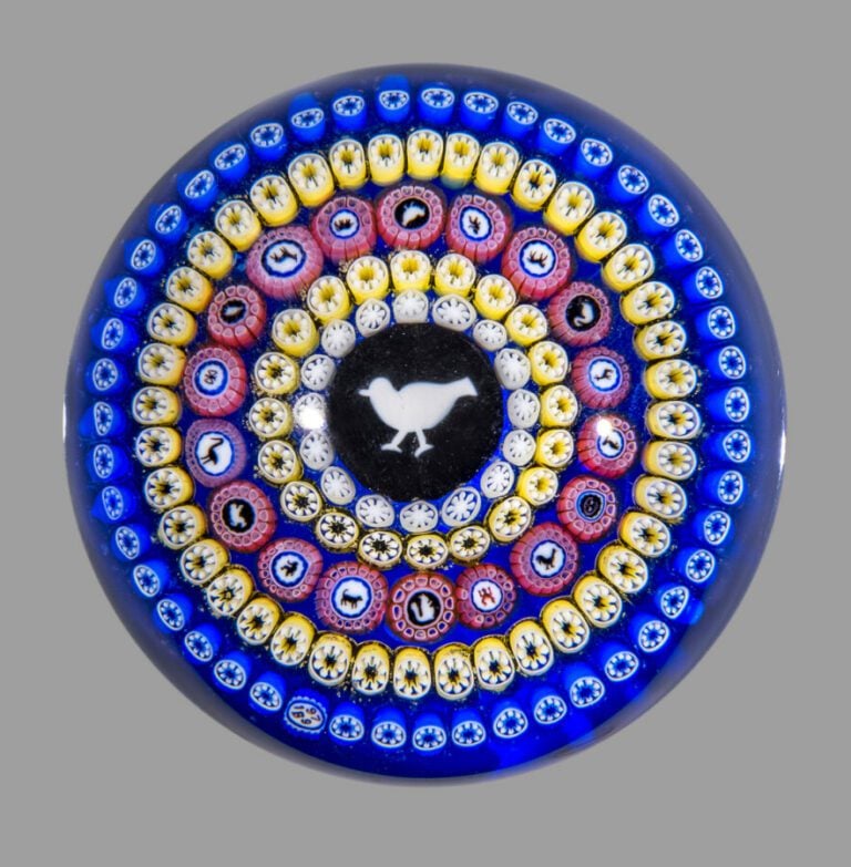 Baccarat. Presse-papiers signé et daté B1979, orné de cinq cercles concentrique…
