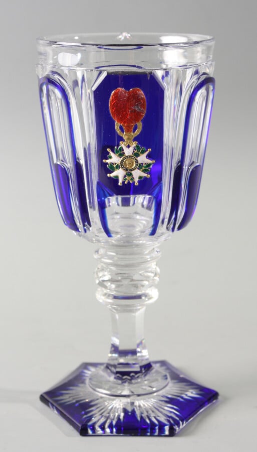 Baccarat. Rare verre a pied en cristal overlay double bleu translucide taille a…