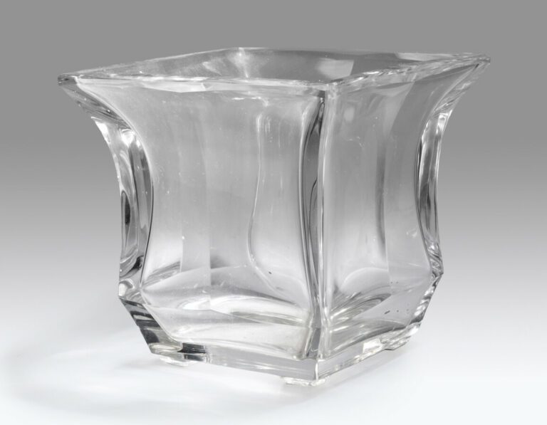 Baccarat.Vase à section carrée et forme doucine en cristal taillé ; quatre pied…
