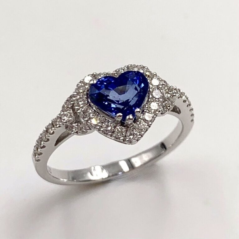 BAGUE « coeur » en or rhodié (750) serti d'un saphir de forme coeur pesant 1,2…