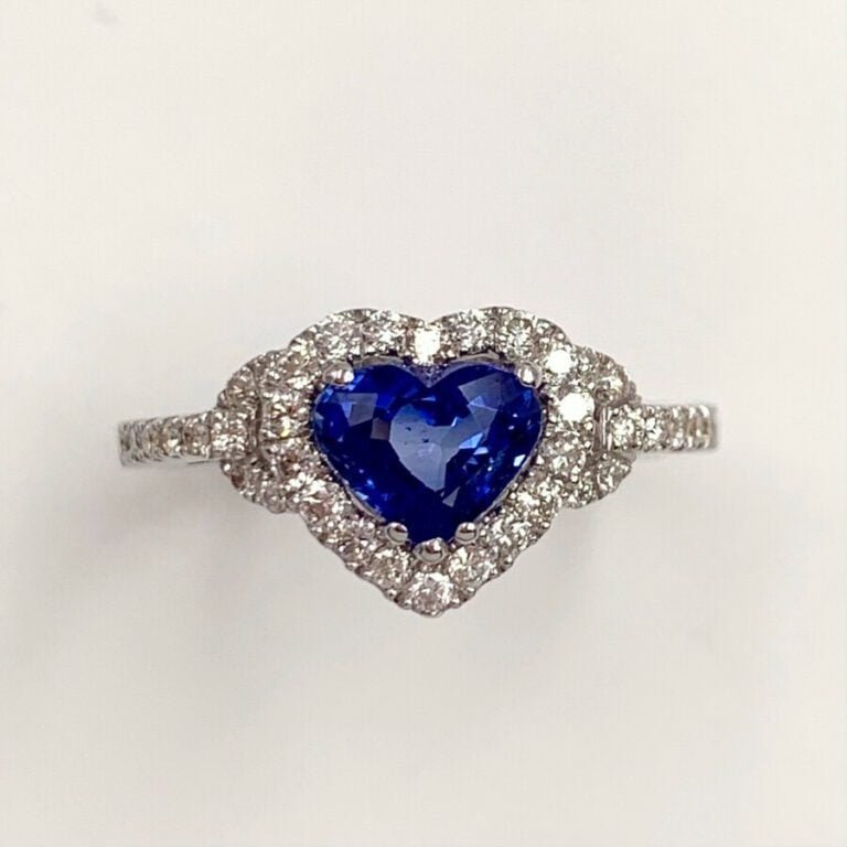 BAGUE « coeur » en or rhodié (750) serti d'un saphir de forme coeur pesant 1,2…