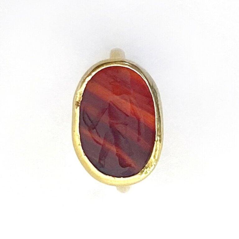 BAGUE en or jaune (750) orné d'une intaille de cornaline. Petits chocs. - - Doi…