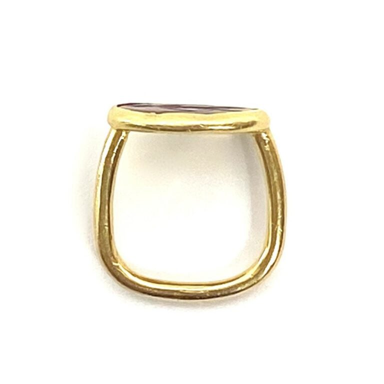 BAGUE en or jaune (750) orné d'une intaille de cornaline. Petits chocs. - - Doi…