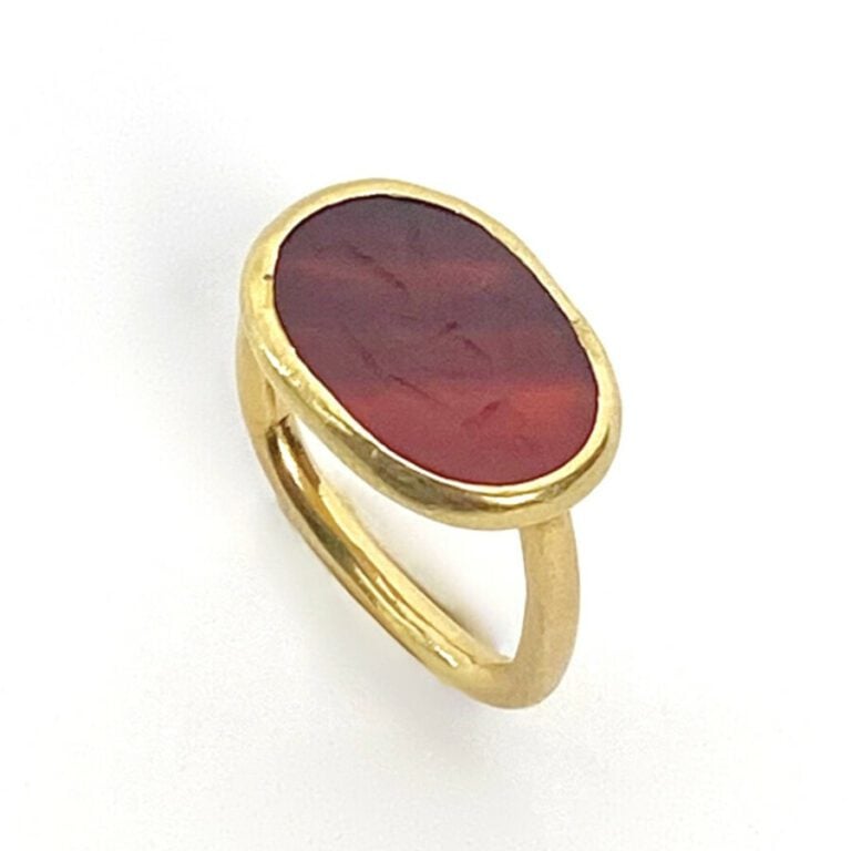 BAGUE en or jaune (750) orné d'une intaille de cornaline. Petits chocs. - - Doi…