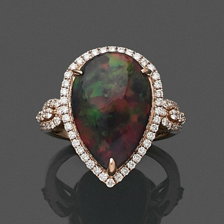 BAGUE « goutte » en or rose (750) orné d'une opale noire cabochon taillée en po…