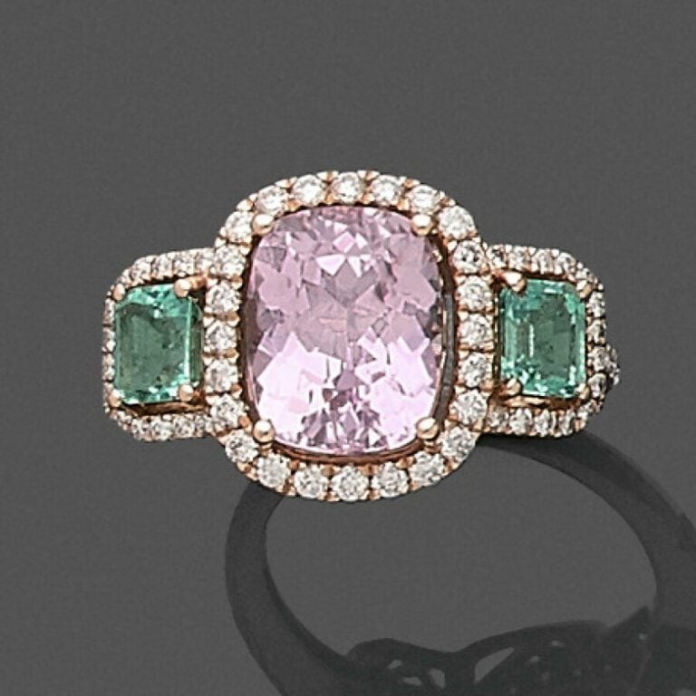 BAGUE « trilogie » en or rose (750) serti d'une kunzite pesant 3,8 carats de fo…