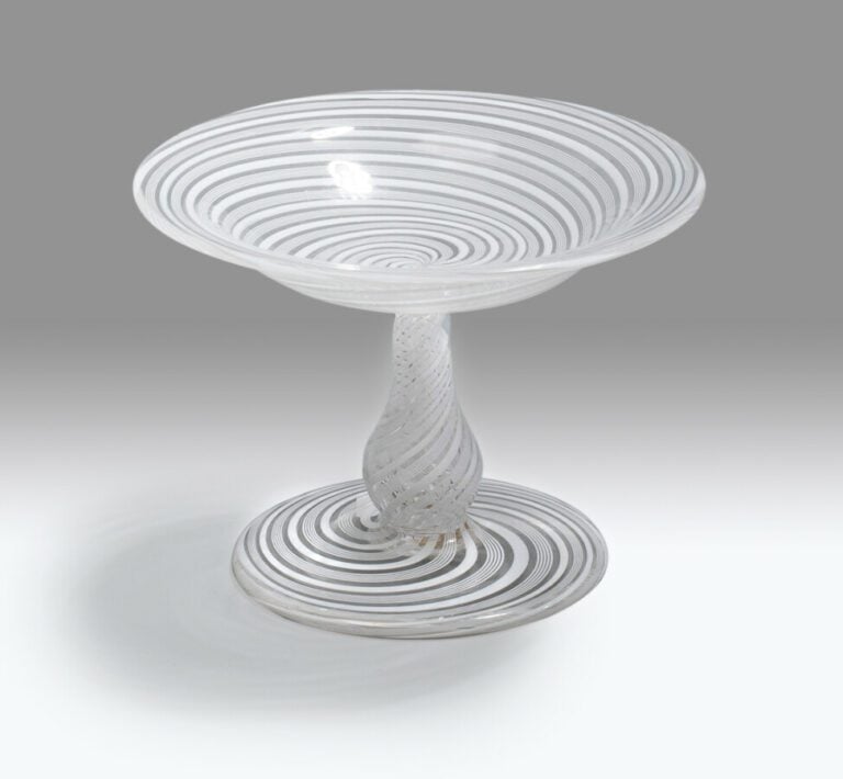 Baguier à pied en cristal à décor filigrané et rubané blanc spiralé.Milieu du X…