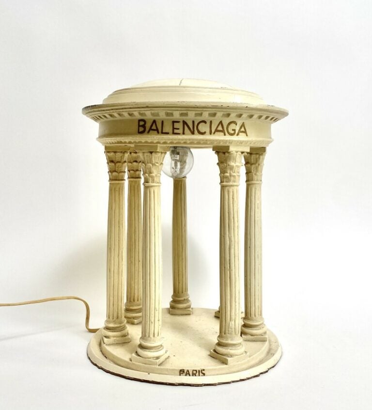 BALENCIAGA. Présentoir à parfum éclairant en plastique beige en forme de petit…