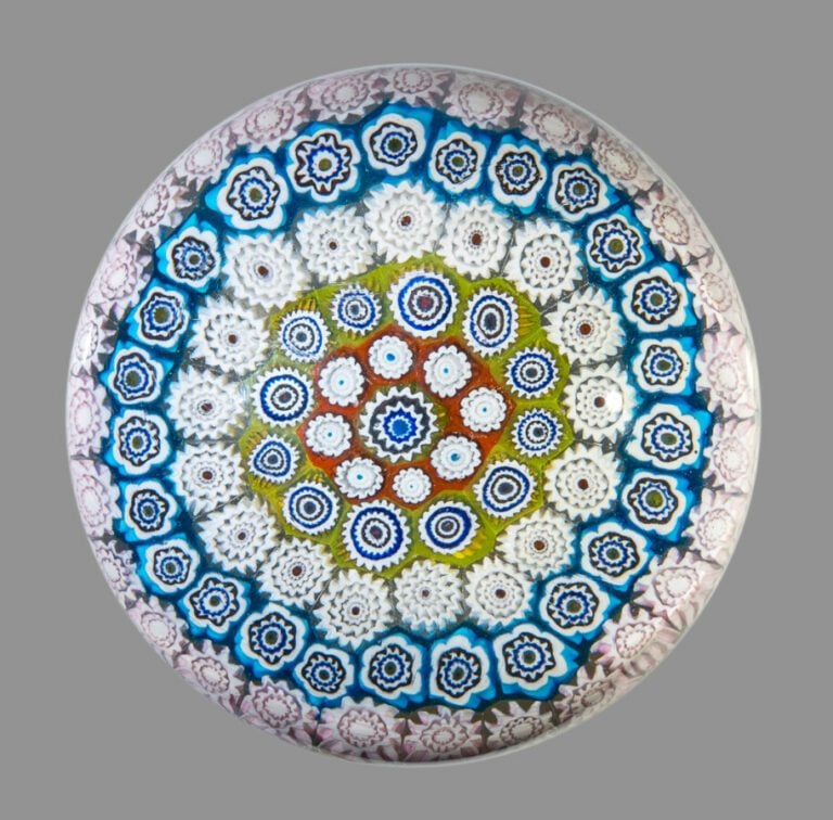 Barovier et Toso (Murano).Presse-papiers millefiori composé de six cercles conc…