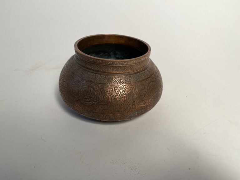 Bassin tas à décor épigraphique (Huat. : 9 cm Diam. : 12 cm), base d'aiguière s…