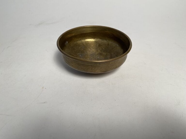 Bassin tas à décor épigraphique (Huat. : 9 cm Diam. : 12 cm), base d'aiguière s…