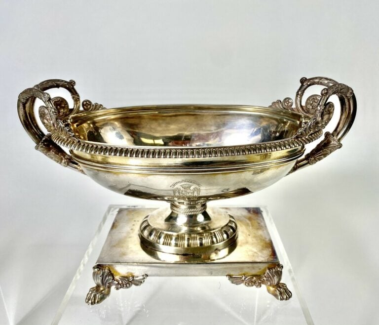Belle saucière en argent (950 millièmes) et sa doublure à anse de forme ovale à…