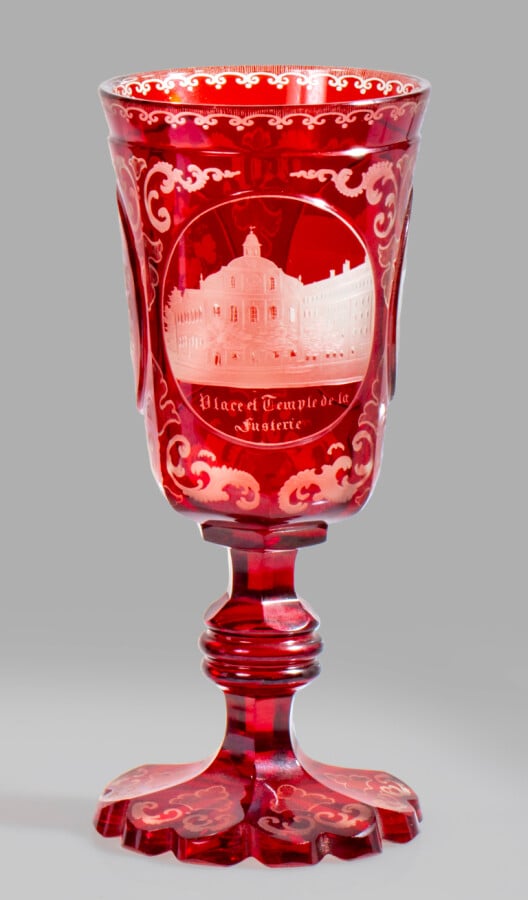 Bohême. Calice à jambe à trois noeuds et pied dentelé en verre doublé rouge tai…