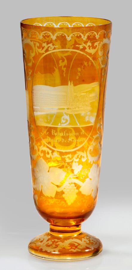Bohême. Grand gobelet à piédouche en verre doublé ambre gravé de pampres de vig…