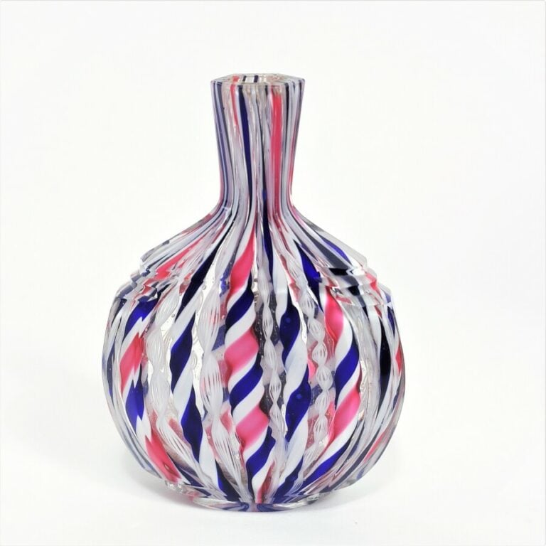 Bohême.Petite bouteille plate en verre taillé et orné de torsades bicolores, tr…