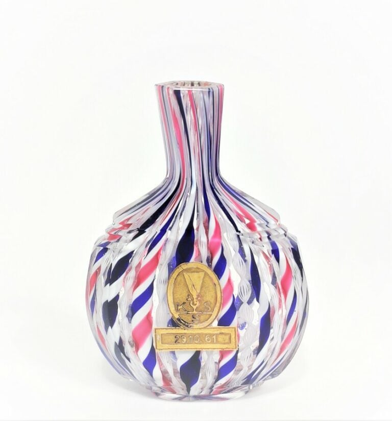 Bohême.Petite bouteille plate en verre taillé et orné de torsades bicolores, tr…