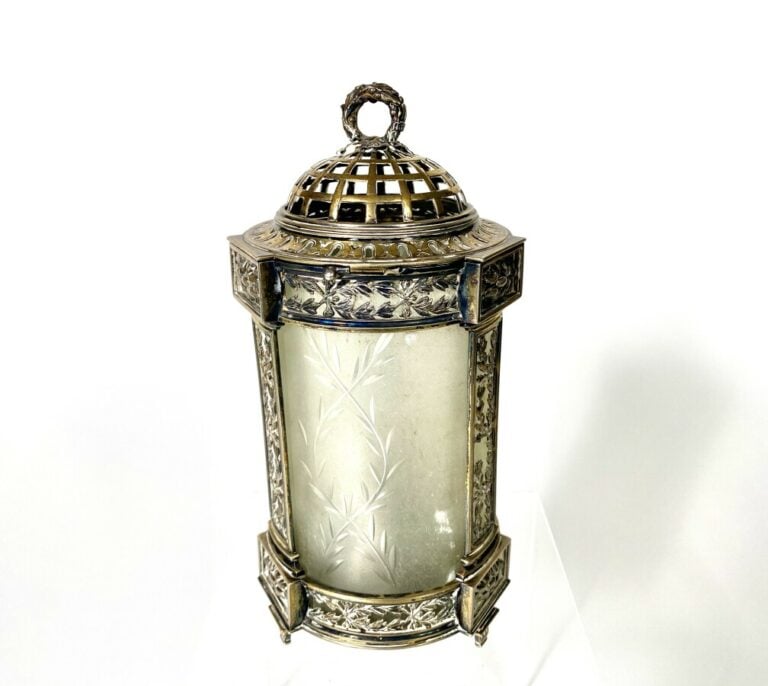 BOINTABURET. Brûle-parfum en argent ajouré et vermeil de forme circulaire ; la…