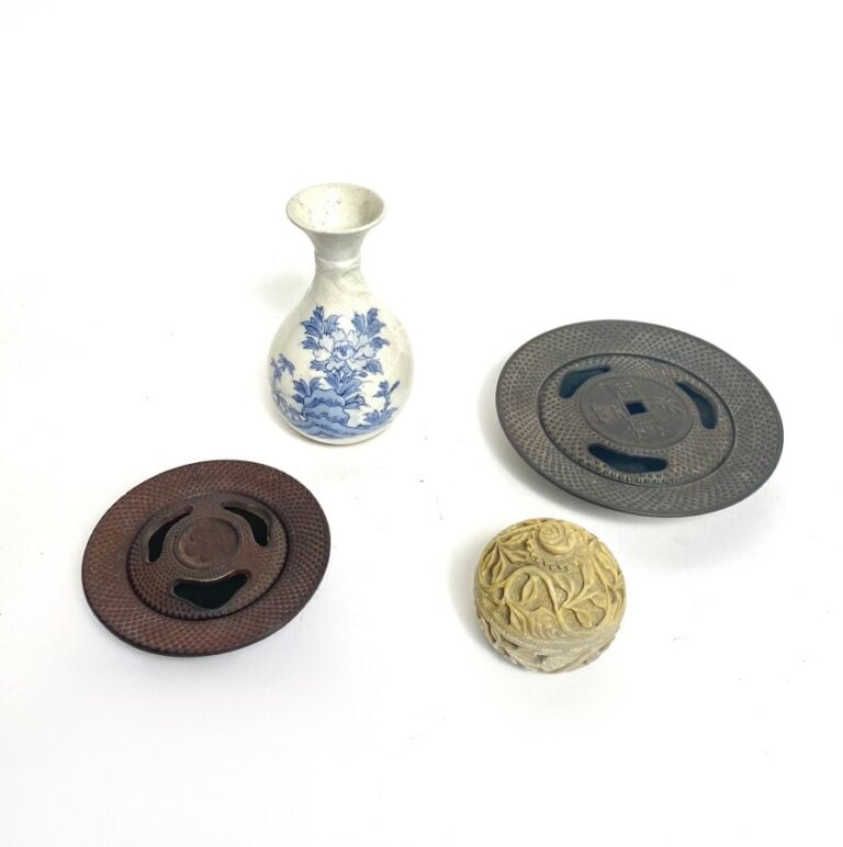 Boîte cylindrique en pierre de lard à motifs végataux - Hauteur : 9 cm - Diam :…