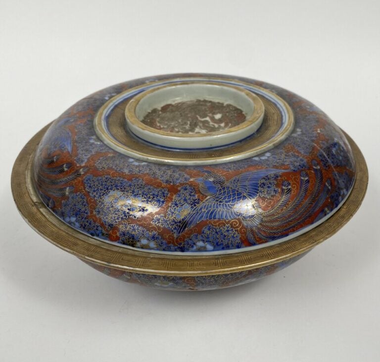 Boîte en porcelaine Japon ( couvercle cassé recollé). Diam : 32 cm