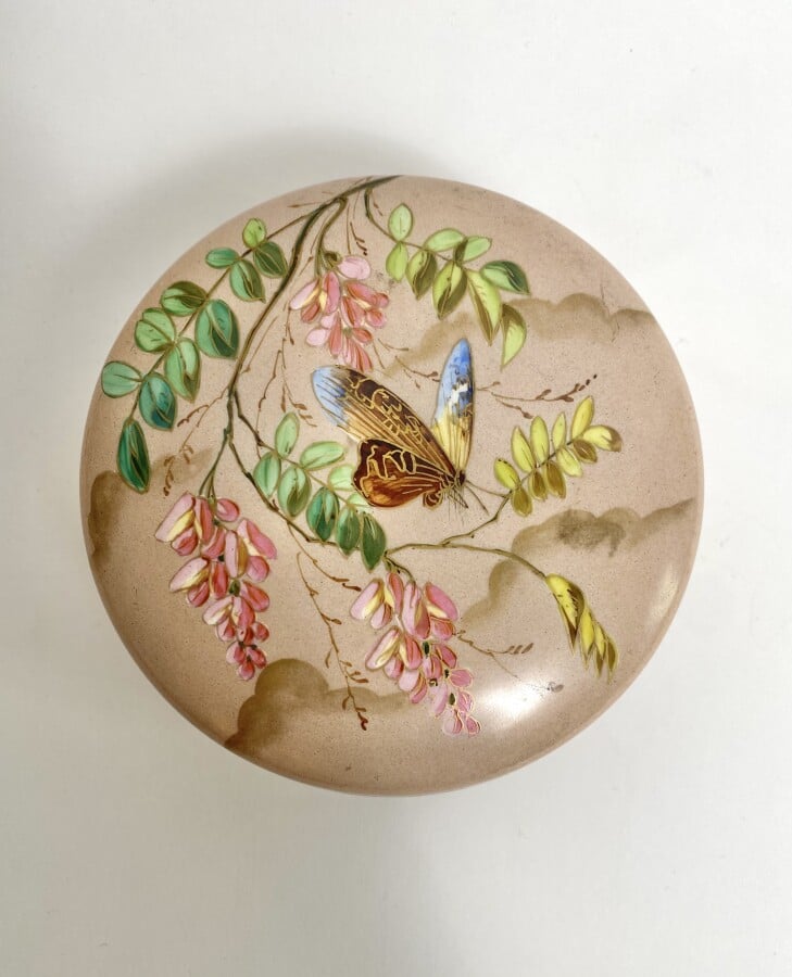 Boîte en porcelaine rose à décor émaillé de papillon sur des branches de glycin…