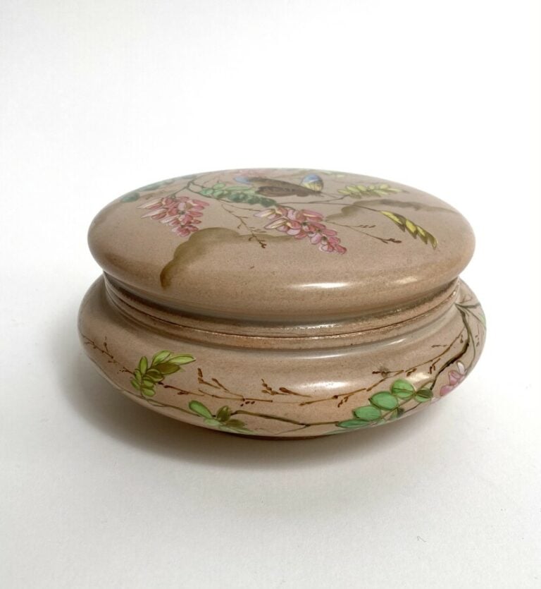 Boîte en porcelaine rose à décor émaillé de papillon sur des branches de glycin…