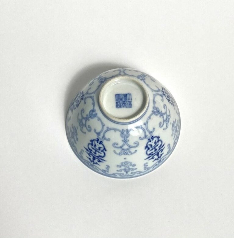 Bol en porcelaine bleu blanc, à décor de végétaux stylisés et chauve- souris. -…