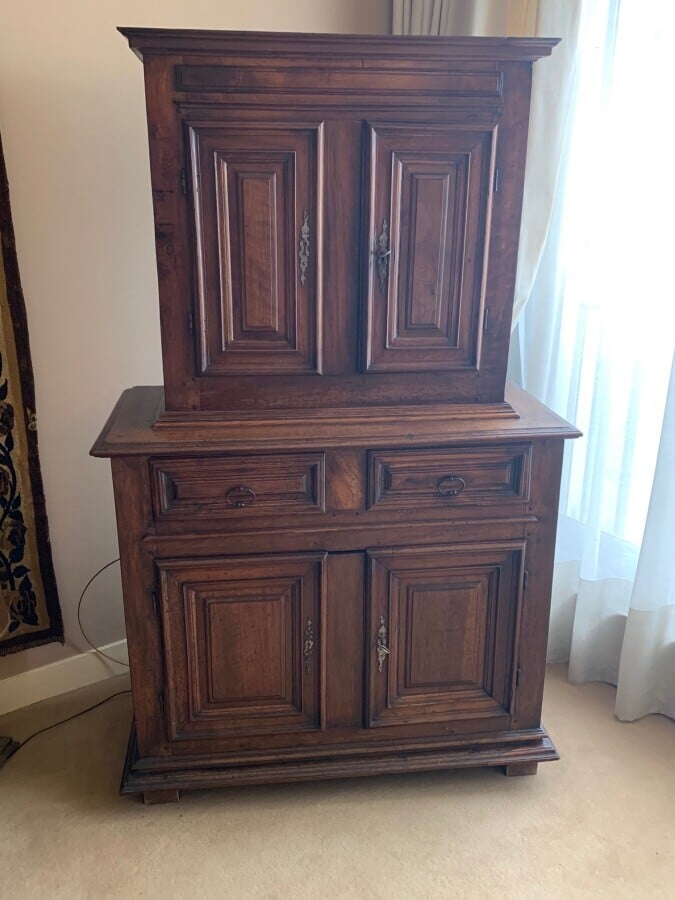Buffet deux corps en bois naturel à quatre vantaux et deux tiroirs. XVIIème.160…