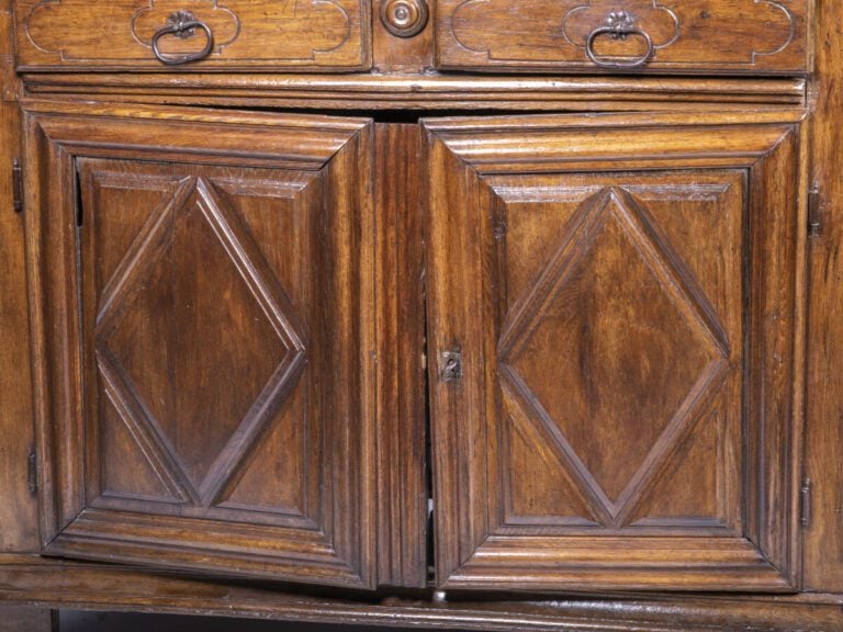 Buffet en chêne mouluré ouvrant par deux portes et deux tiroirs ; il pose sur q…